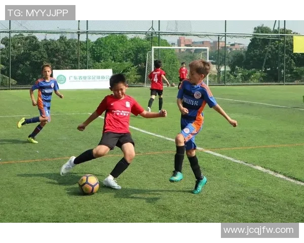 小孩化身足球明星梦想成真展现童趣与运动激情的完美结合